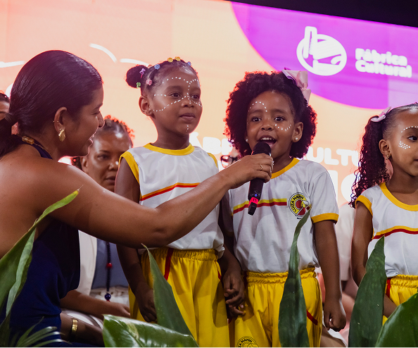 Carol Barbosa apresentando os 20 anos da Fábrica Cultural, com as presenças das ministras Aniele Franco, Margareth Menezes e a primeira dama Janja