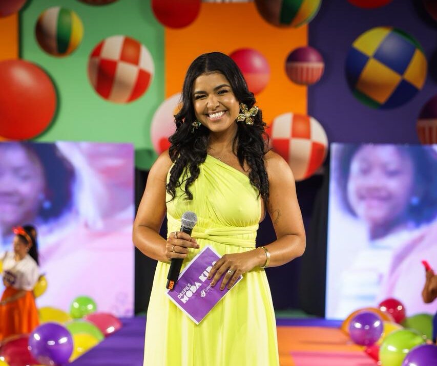 Carol Barbosa apresentando o desfile de moda infantil 2025 do Salvador Shopping