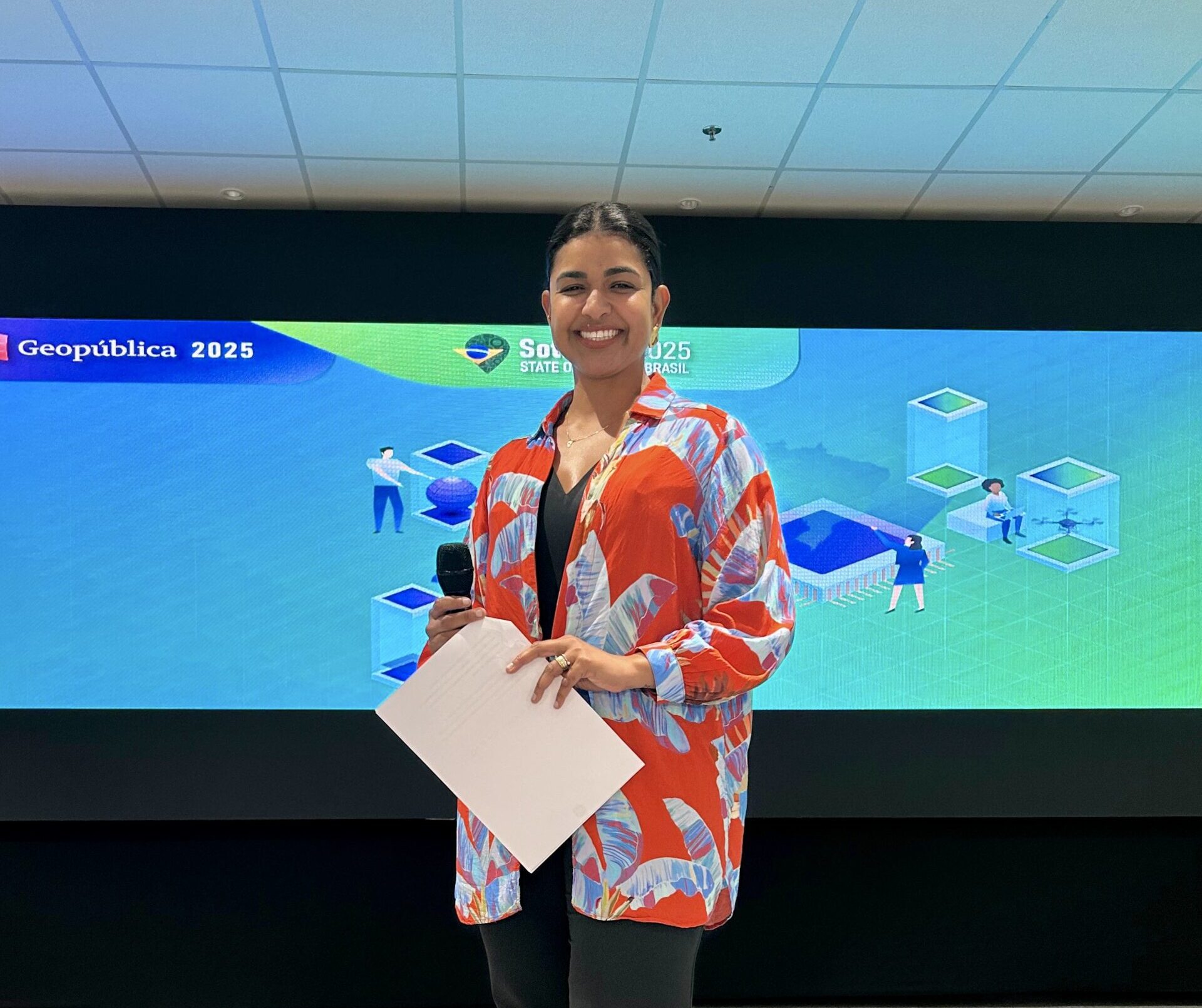 Carol Barbosa apresentando o evento de Geopública 2025