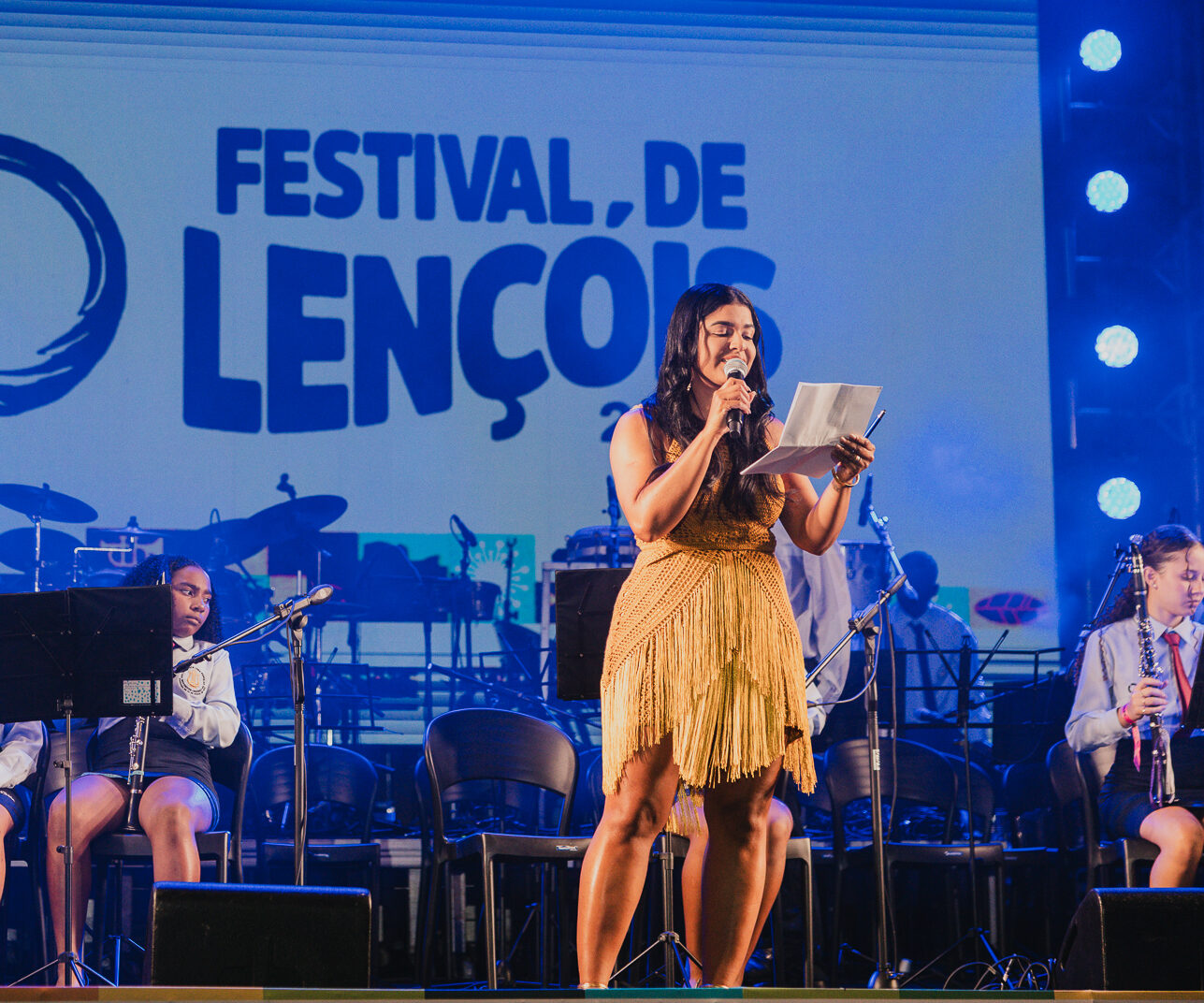 Carol Barbosa apresentando o Festival de Lençóis 2025.